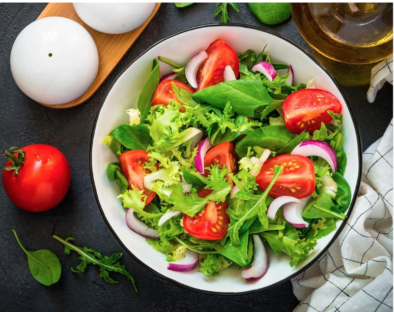 Ensalada de lechuga y espinacas con mini hamburguesas de pollo.